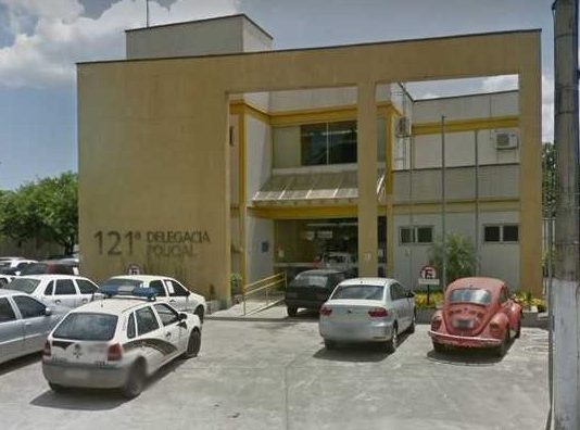 Mulher com criança no colo tenta fugir após esfaquear guarda municipal, é presa e levada para a Delegacia de Casimiro de Abreu