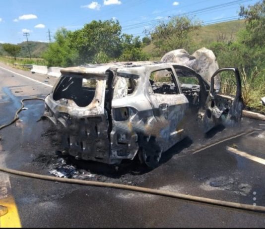 Carro bate e pega fogo na BR-356