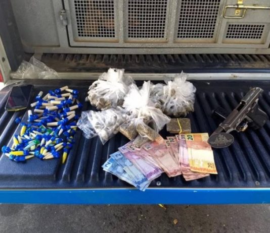 Homem detido com drogas e arma na comunidade Portelinha, em Campos