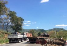 Caminhão tomba e motorista fica ferido na RJ-186, em S.J. de Ubá