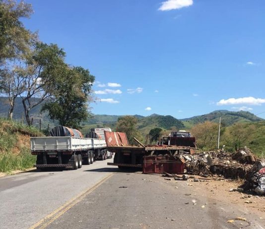 Caminhão tomba e motorista fica ferido na RJ-186, em S.J. de Ubá