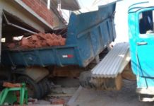 Motorista perde o controle de caminhão que atinge residência em Itaperuna