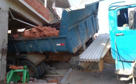 Motorista perde o controle de caminhão que atinge residência em Itaperuna