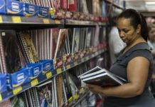 Pais se organizam para gastar menos com material escolar