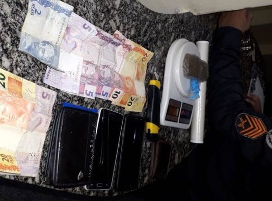 PM detém dois em Pádua com droga, dinheiro e celulares