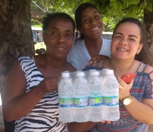 Em tempo de mais de 40º Igreja Batista em Itaperuna distribui água juntamente com voluntários