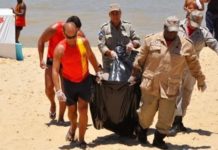 Bombeiros resgatam corpo de um homem na praia do Farol de São Thomé