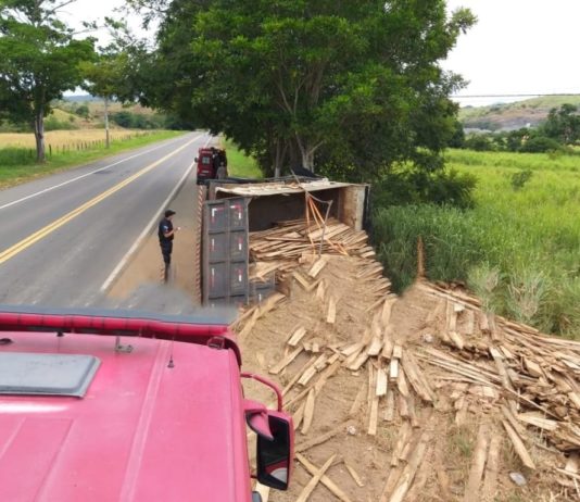 Motorista fica ferido em acidente com caminhão na BR-356