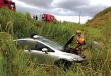 Carro despenca em ribanceira com 4 pessoas na BR-356
