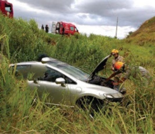 Carro despenca em ribanceira com 4 pessoas na BR-356