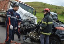 Homem morre em acidente entre carro e caminhão na BR-116