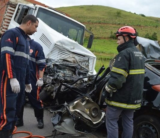 Homem morre em acidente entre carro e caminhão na BR-116