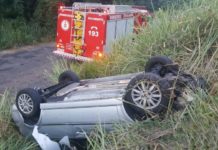 Carro capota e deixa médica ferida na RJ-158