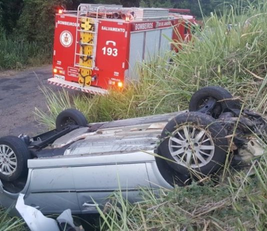 Carro capota e deixa médica ferida na RJ-158