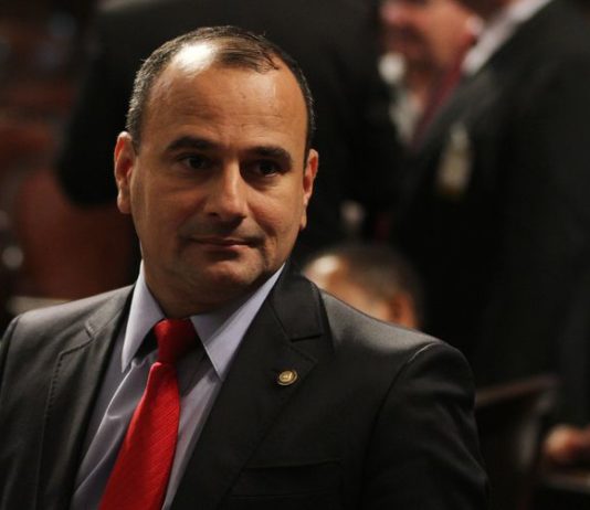 Prefeito de Belford Roxo tem o carro alvejado por tiros de fuzil na Baixada Fluminense