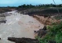 Barragem se rompe com chuvas no município de Ariquemes em Rondônia