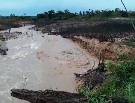 Barragem se rompe com chuvas no município de Ariquemes em Rondônia