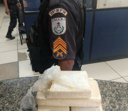 PM apreende droga na Praça Nilo Peçanha no Centro de Itaperuna