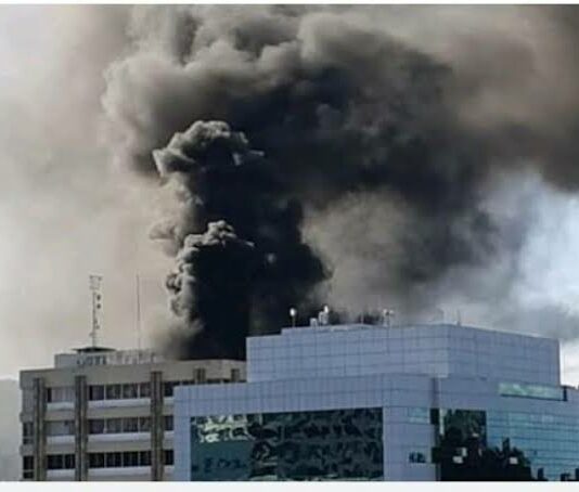 Bombeiros controlam incêndio que atingiu prefeitura de Niterói