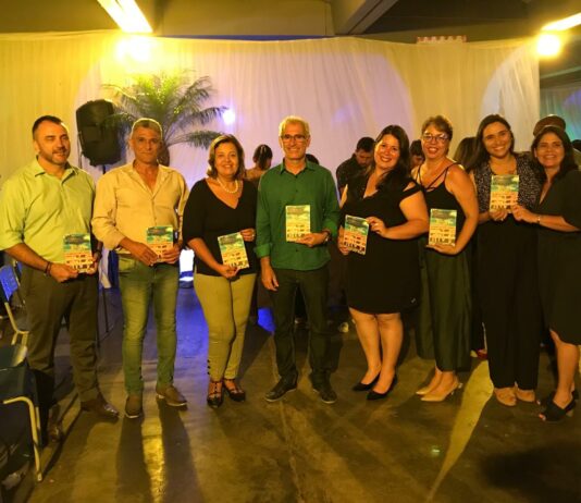 Alunos de Itaperuna lançam livro de redação e poemas