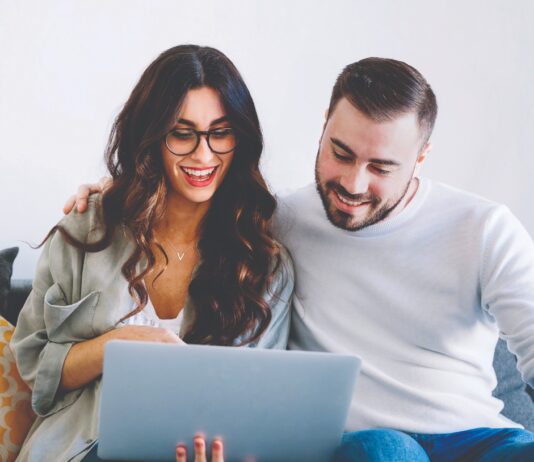 Casal que realiza planejamento financeiro familiar pode evitar problemas conjugais