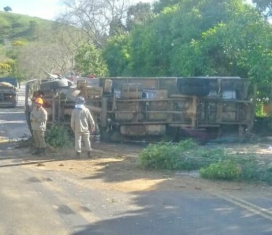 Caminhoneiro morre após sofrer acidente na RJ 186, Itaperuna