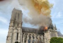 Catedral de Notre Dame está em chamas em Paris