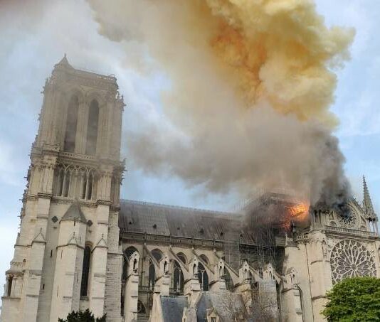 Catedral de Notre Dame está em chamas em Paris