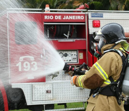 Bombeiros recebem viaturas e equipamentos
