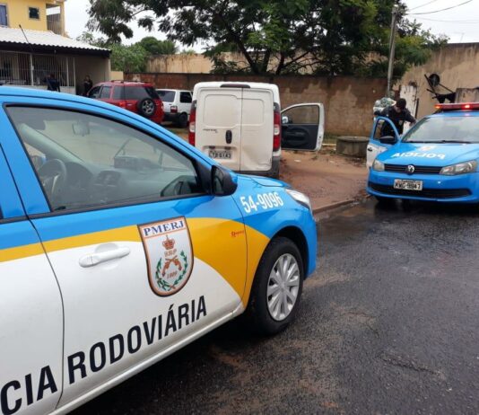 Policiais do BPRv prendem 4 com veículos roubados e revólver em Travessão