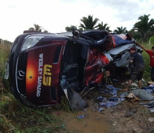 Acidente com van de Wesley Safadão deixa um ferido