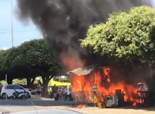 Ponto comercial pega fogo no centro de Itaperuna