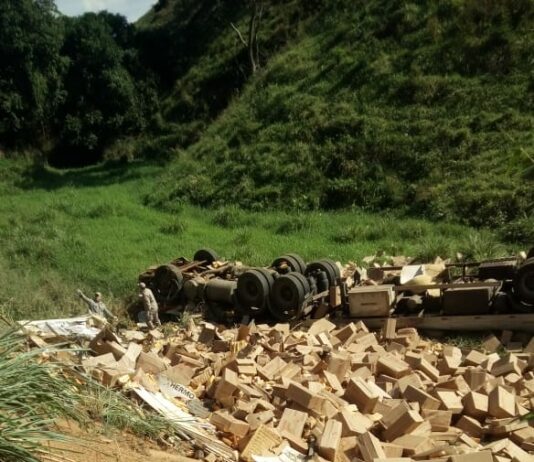 Carreta tomba e mata motorista na RJ-186