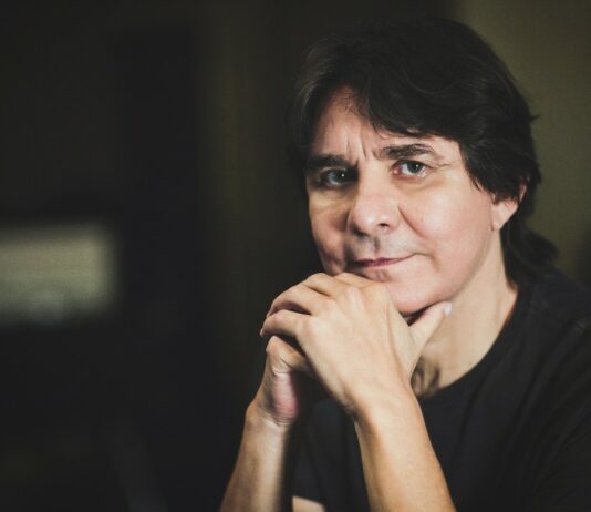 Cantor Lô Borges relembra os sucessos do Clube da Esquina nos Teatros Firjan SESI da região