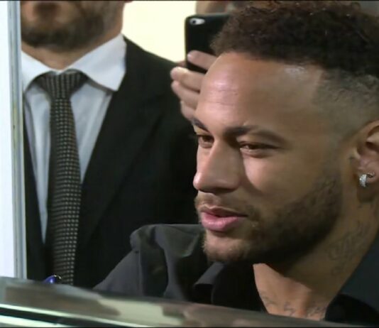 Após depor em delegacia no Rio, Neymar agradece carinho de fãs