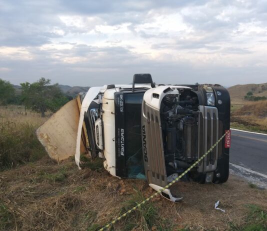 Carreta carregada de carne tomba entre Itaperuna e Italva