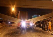 Viaduto cai sobre caminhão no Rio de Janeiro