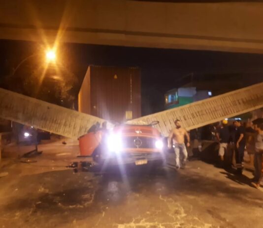 Viaduto cai sobre caminhão no Rio de Janeiro