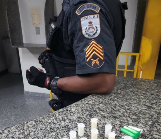 Bandidos fogem e deixam para trás a droga com a chegada da PM