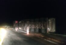 Caminhão tomba na BR-356