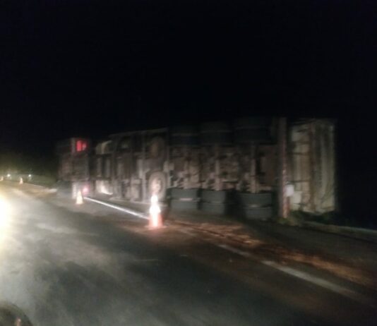 Caminhão tomba na BR-356