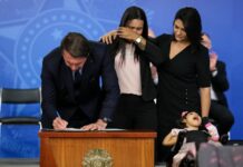 Bolsonaro assina MP que garante pensão às crianças nascidas com microcefalia