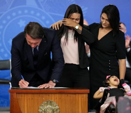 Bolsonaro assina MP que garante pensão às crianças nascidas com microcefalia