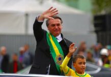 Perfil da Globo no Facebook ofende menino no desfile com Bolsonaro