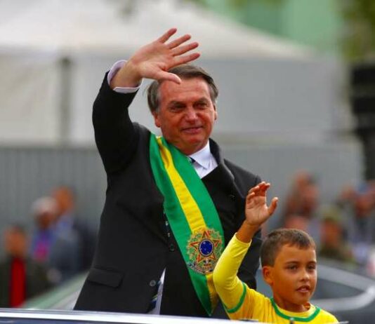 Perfil da Globo no Facebook ofende menino no desfile com Bolsonaro