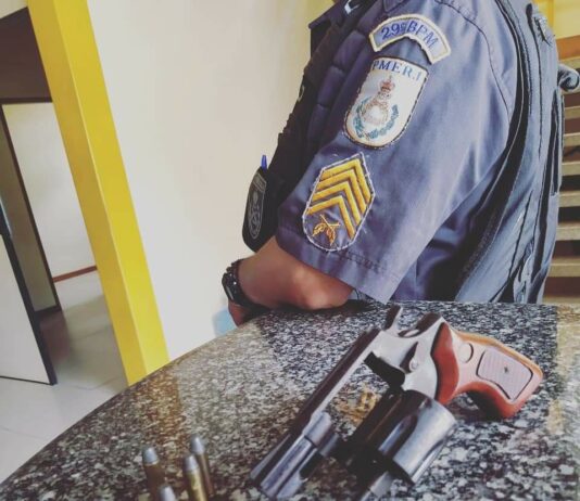Homem é preso com revólver e enquadrado na Lei Maria da Penha