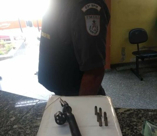 Caminhoneiro é detido com arma de fogo na RJ-220 em Porciúncula