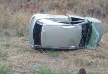 Carro capota na RJ-158 e deixa uma pessoa ferida