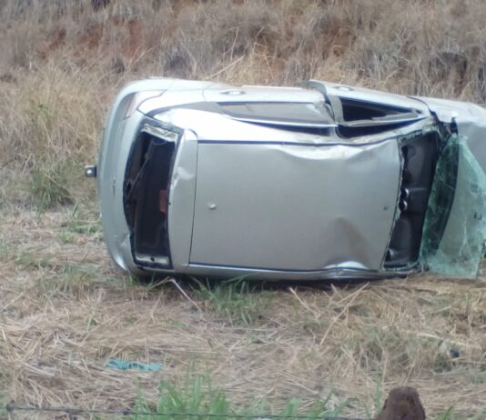 Carro capota na RJ-158 e deixa uma pessoa ferida