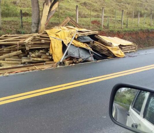 Caminhão Tomba Carga próximo ao trevo de Comendador Venâncio